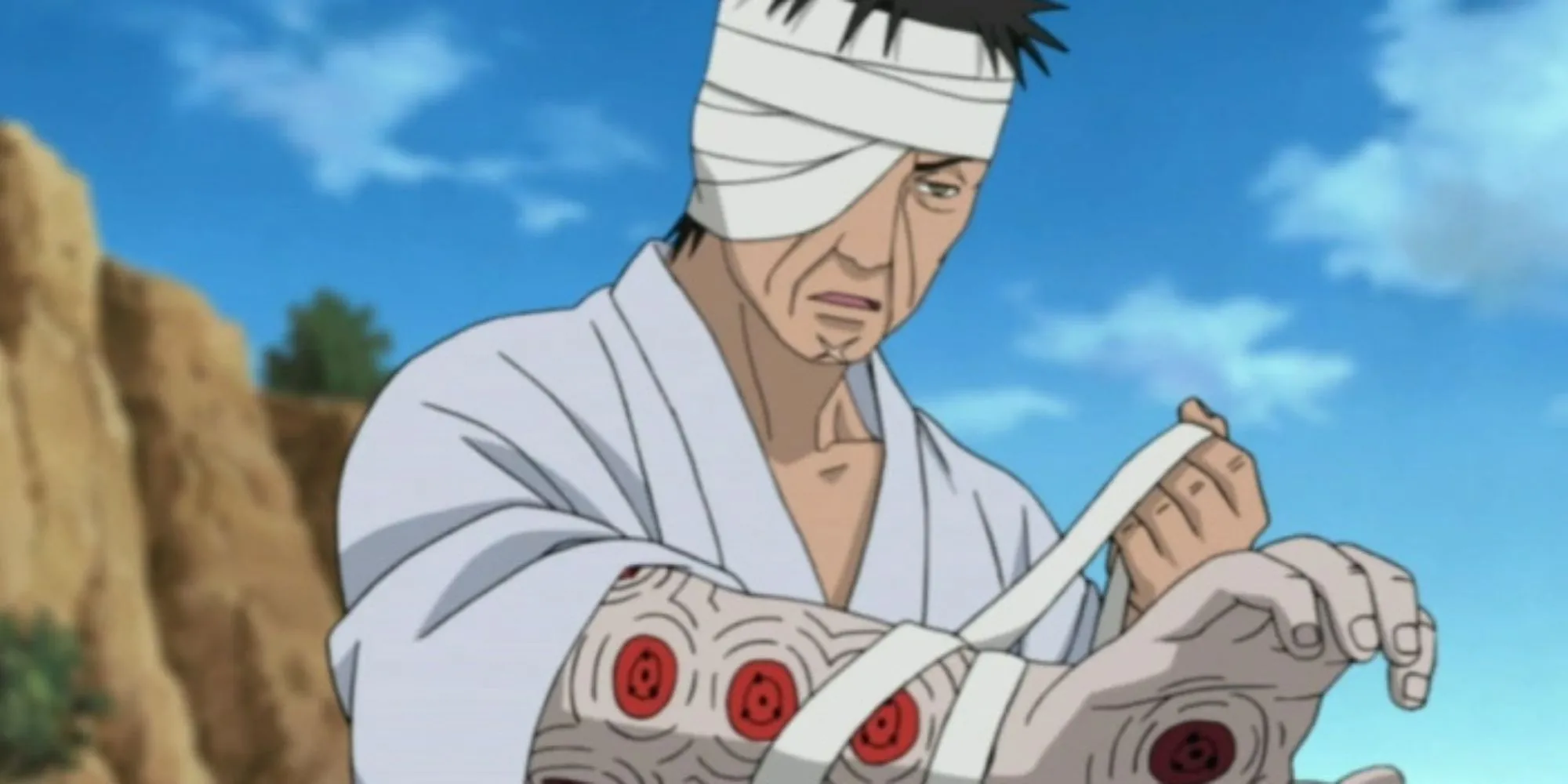Danzo Shimura với cánh tay chứa Sharingan trong Naruto