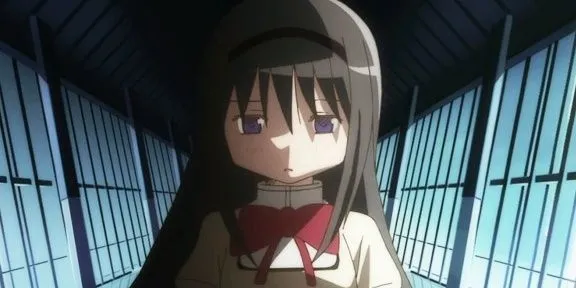 Homura Akemi từ Puella Magi Madoka Magica trong một khoảnh khắc đầy bí ẩn