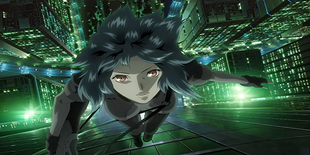 Motoko Kusanagi từ Ghost in the Shell: Stand Alone Complex trong tư thế sẵn sàng chiến đấu