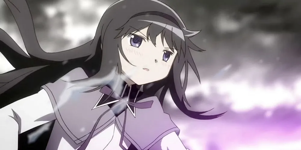 Nhân vật Homura Akemi với mái tóc dài, đại diện cho tình yêu không được đáp lại trong Madoka Magica