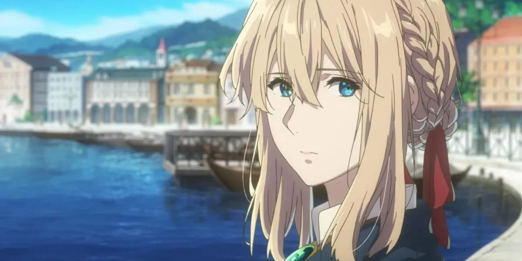 Nữ nhân vật chính Violet Evergarden trong trang phục Auto Memory Doll