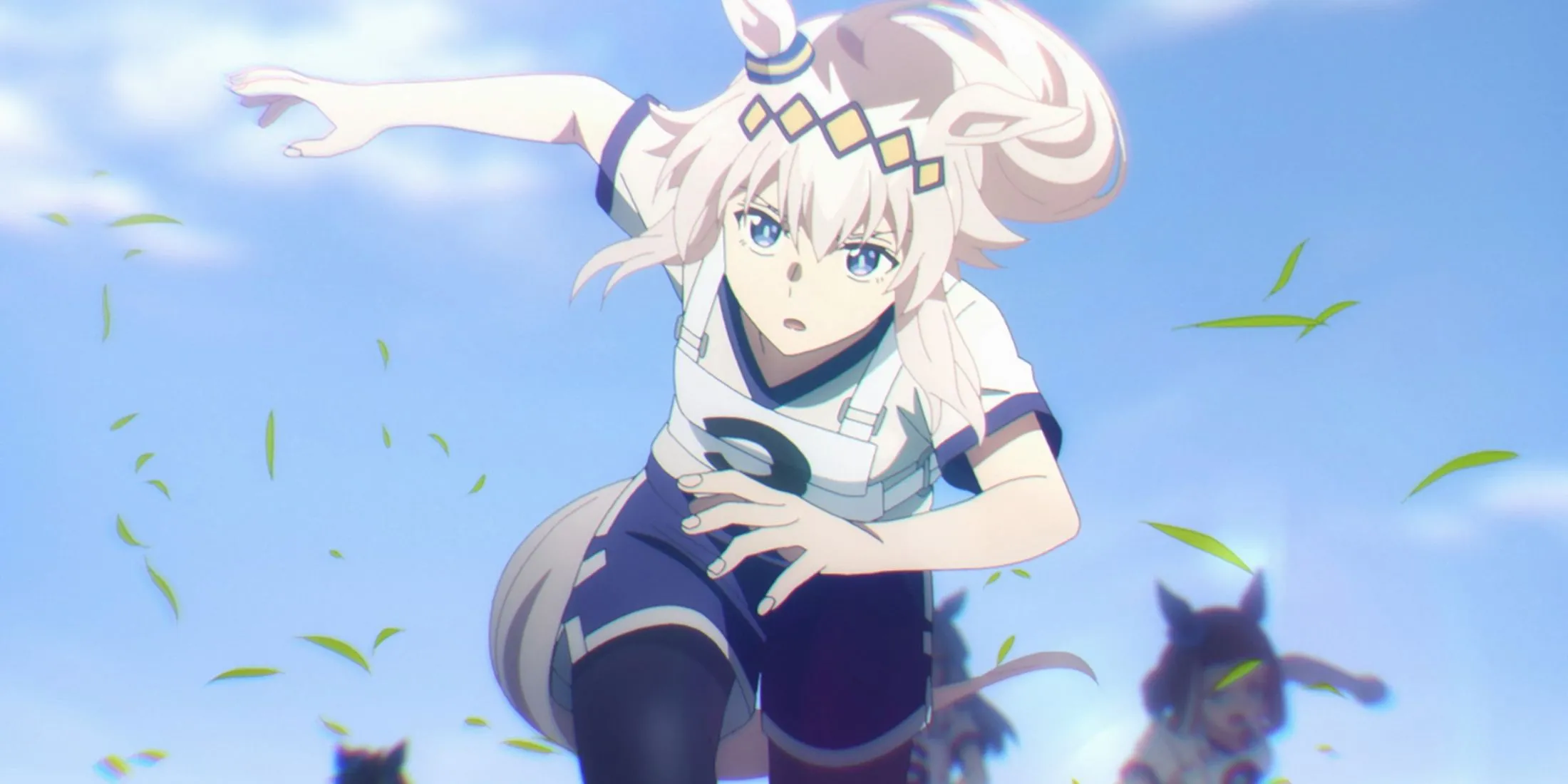 Oguri Cap, nữ chính trong anime thể thao Uma Musume: Cinderella Gray, trên đường đua.