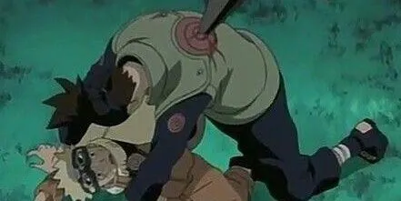 Thầy Iruka bảo vệ Naruto khỏi Mizuki, thể hiện lòng bao dung