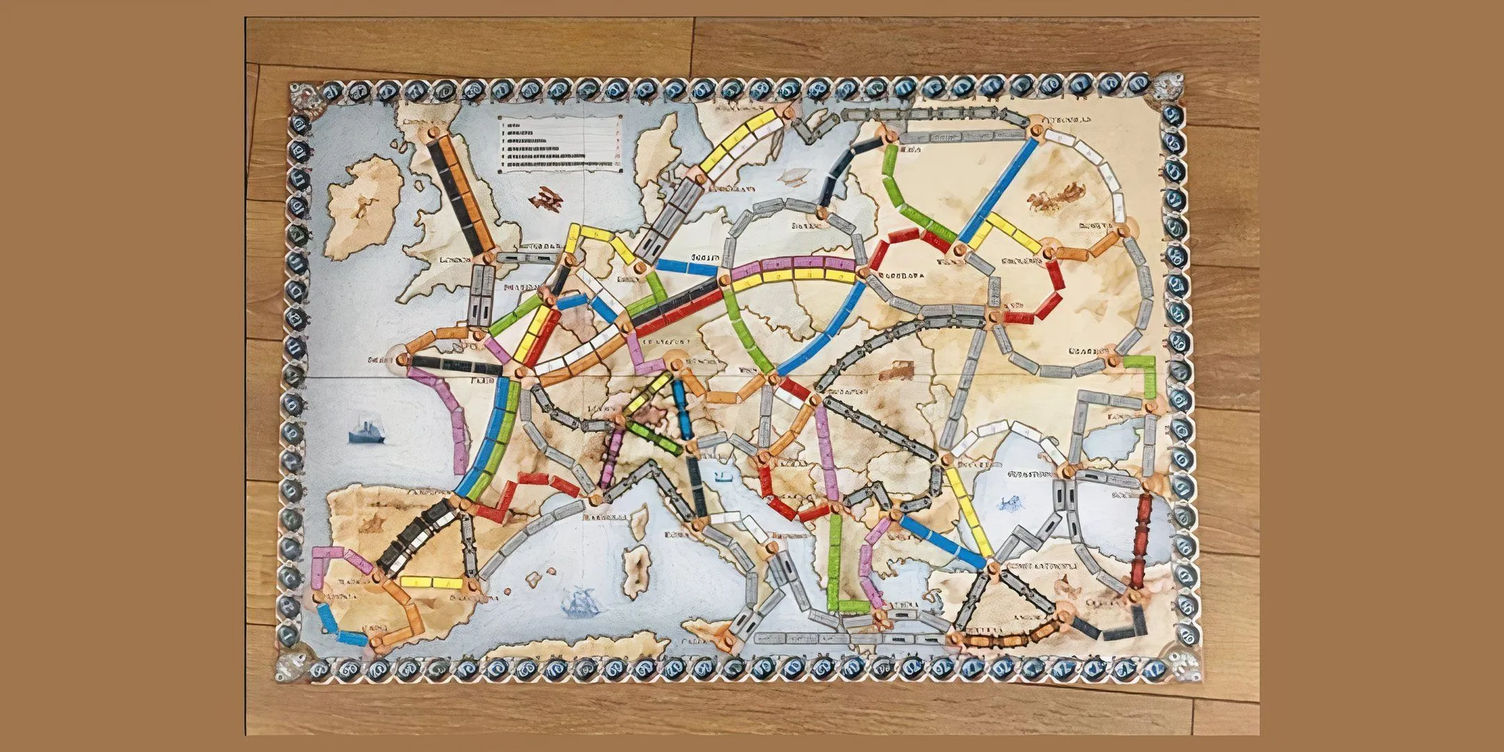 Bàn chơi Ticket To Ride với các toa tàu màu sắc và bản đồ Bắc Mỹ