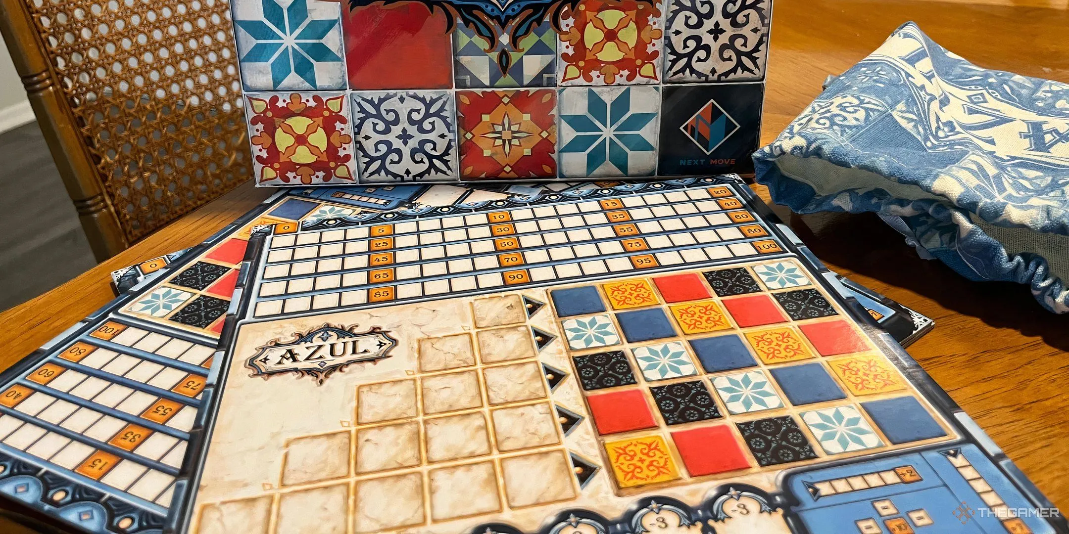 Bàn chơi và hộp game Azul với những viên gạch đầy màu sắc, sẵn sàng cho những nước đi chiến thuật.
