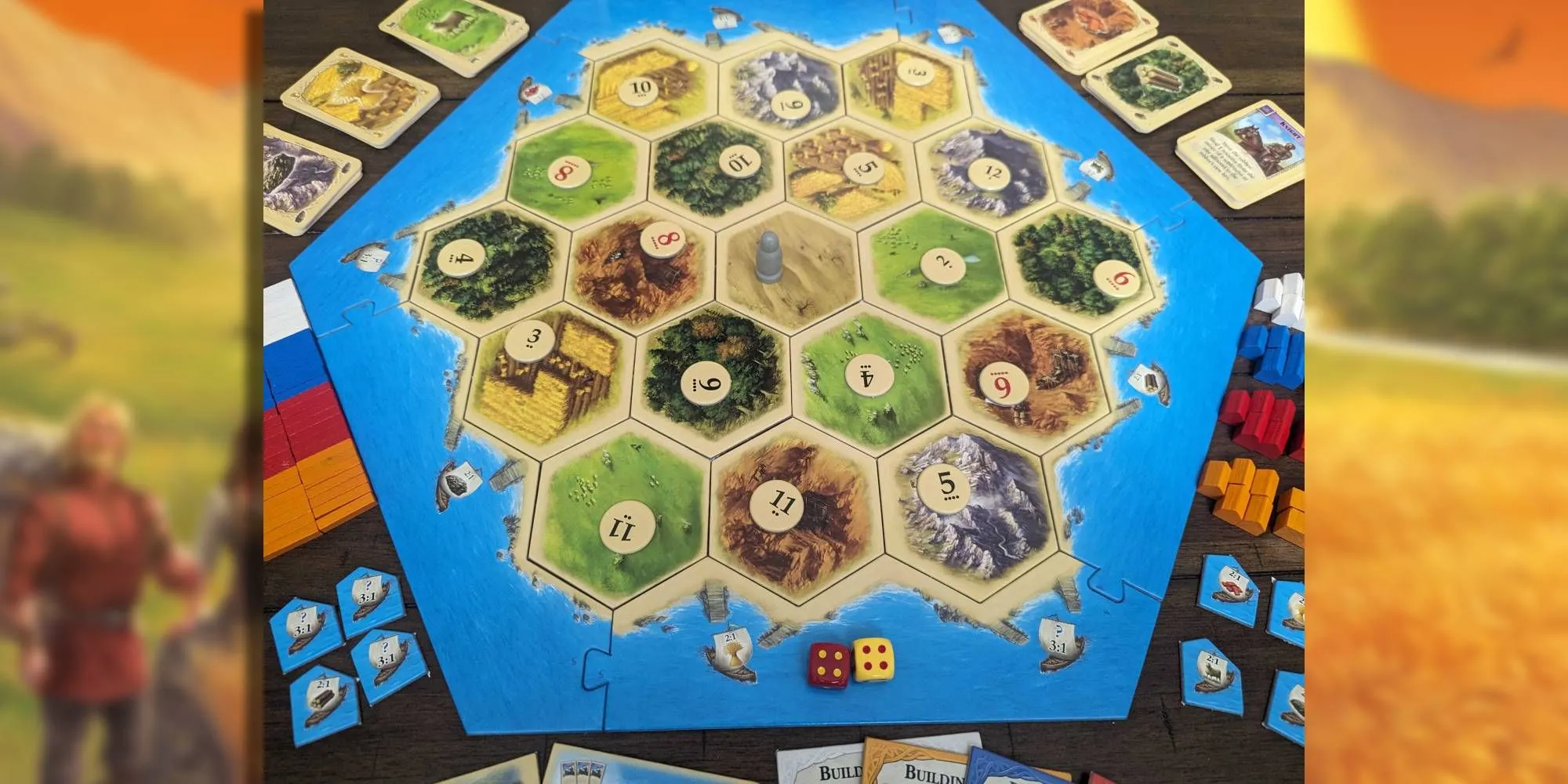 Bảng chơi Catan với xúc xắc và các nguyên liệu