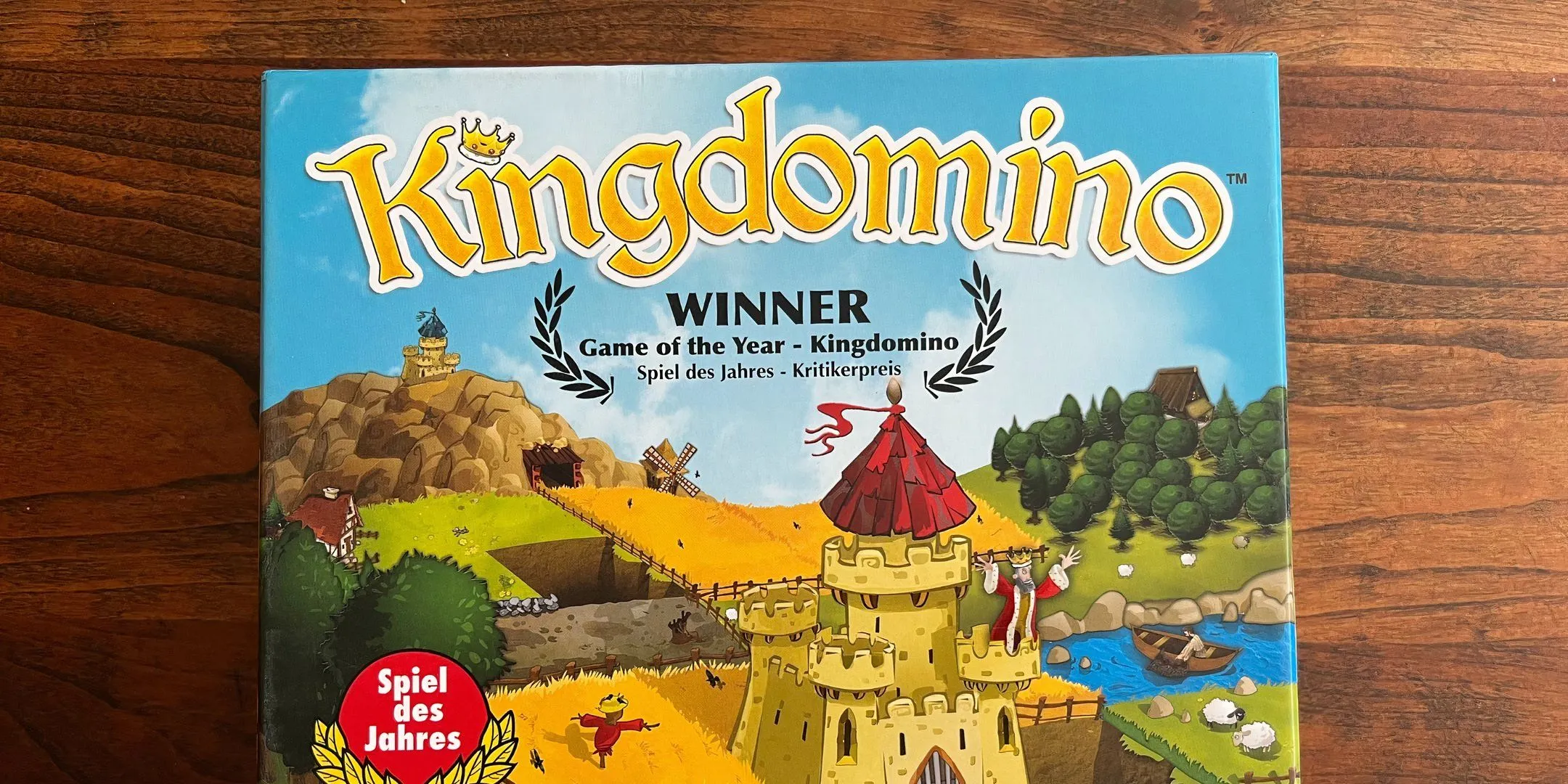 Bìa hộp và các quân domino màu sắc của game King Domino