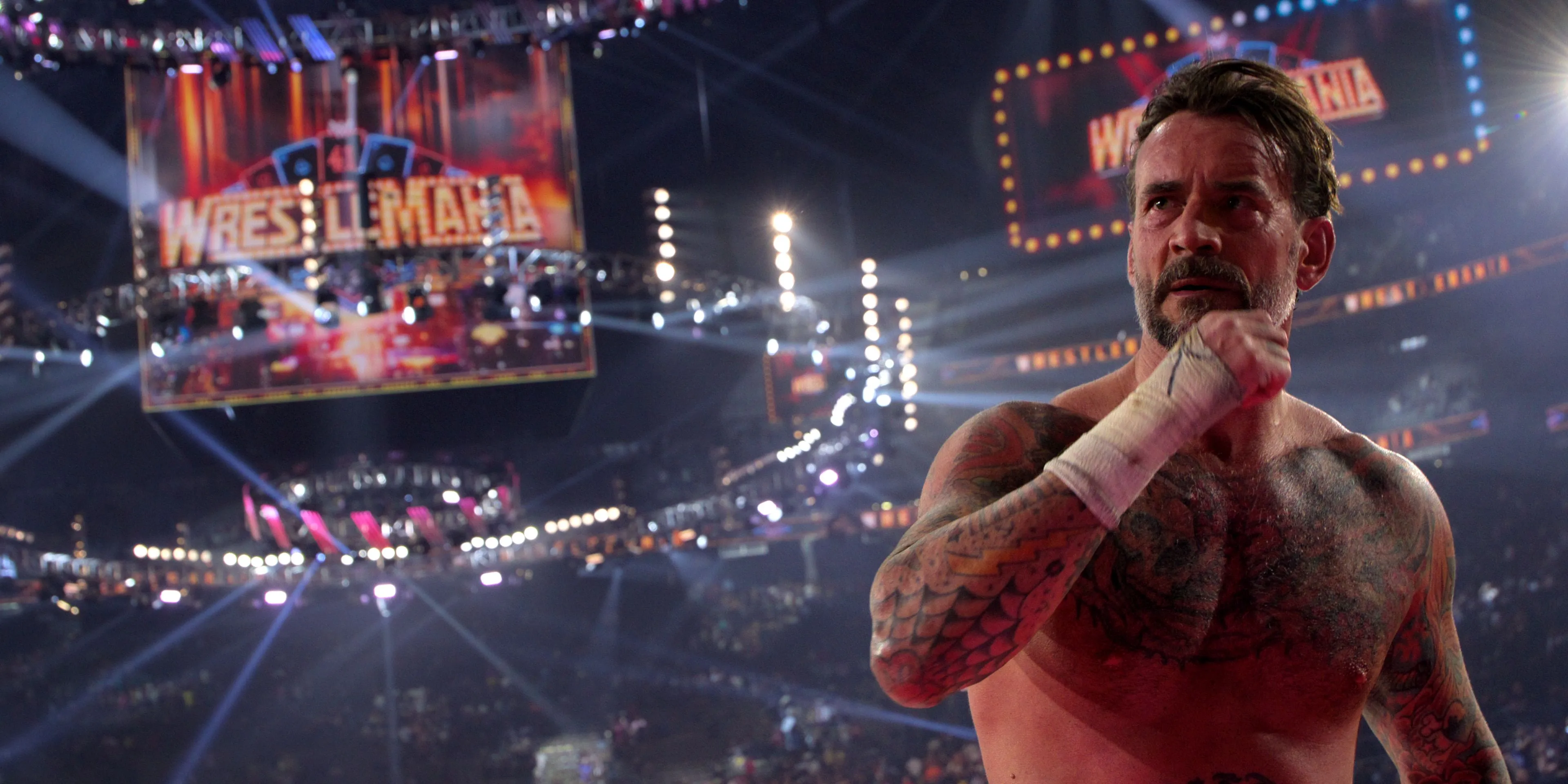 Biểu cảm đầy suy tư của &quot;Best In The World&quot; CM Punk trong một phân đoạn khó khăn của phim tài liệu WWE Unreal