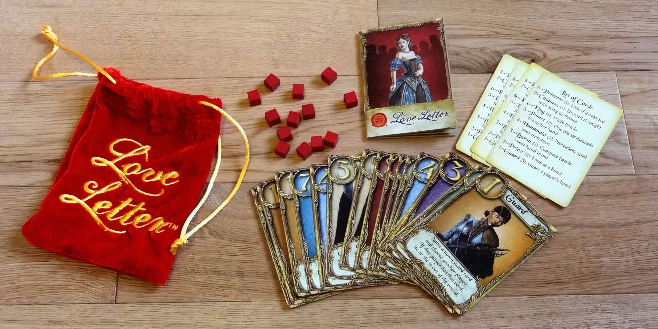 Các lá bài và token của game bài bài Love Letter.