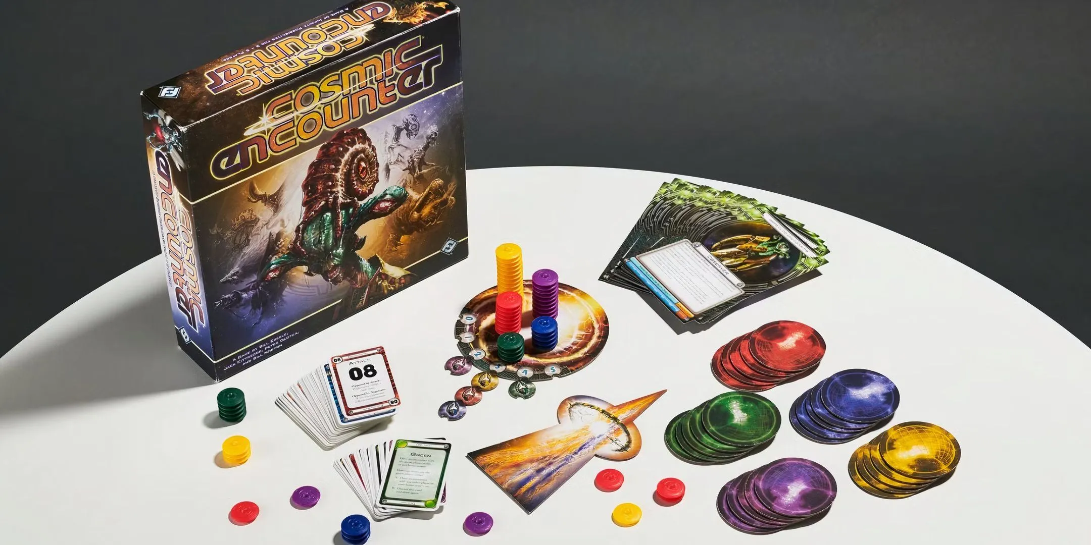 Các thành phần game và hộp của board game Cosmic Encounter.