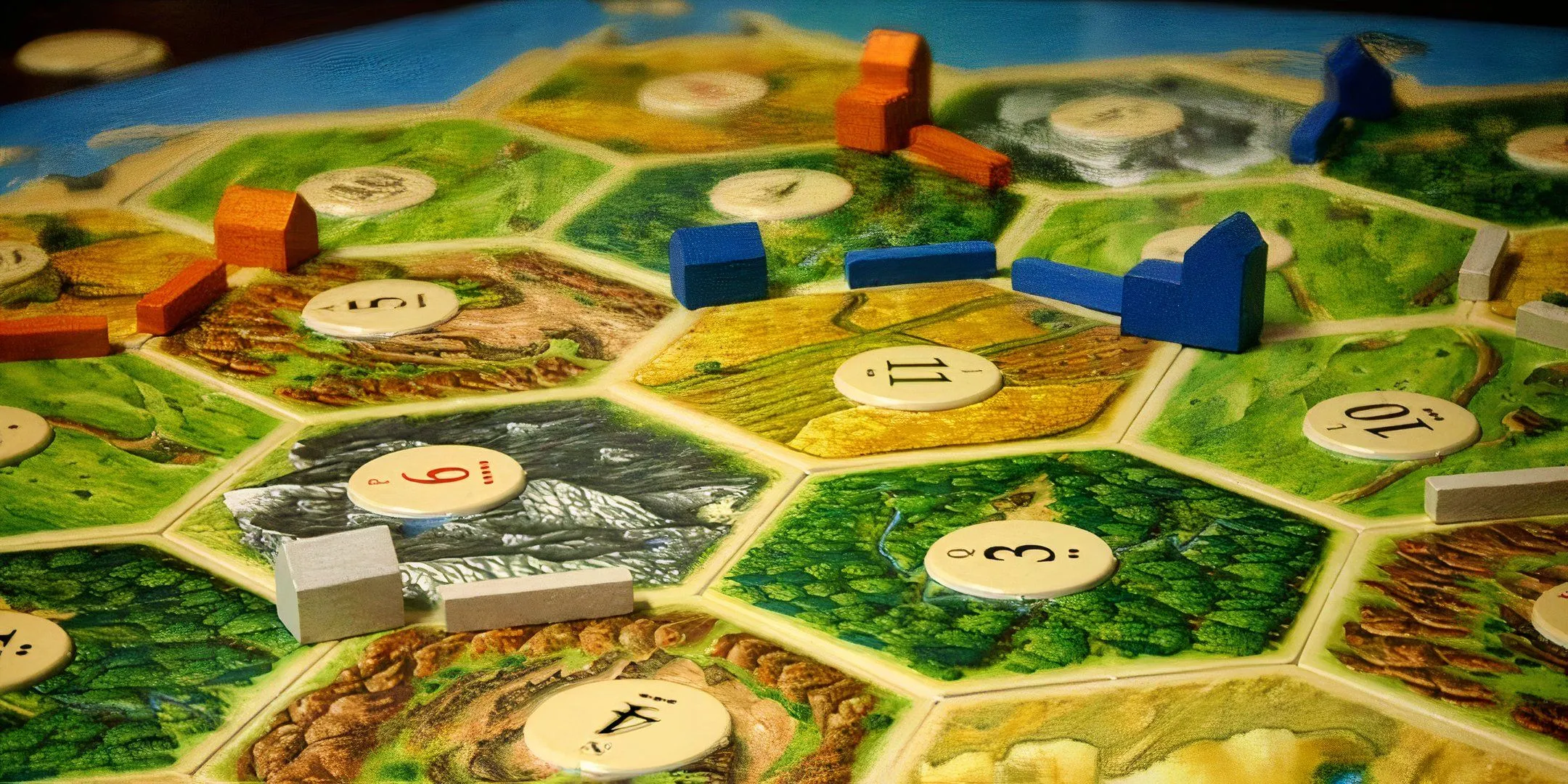 Cận cảnh bàn cờ Settlers of Catan với các vùng tài nguyên.