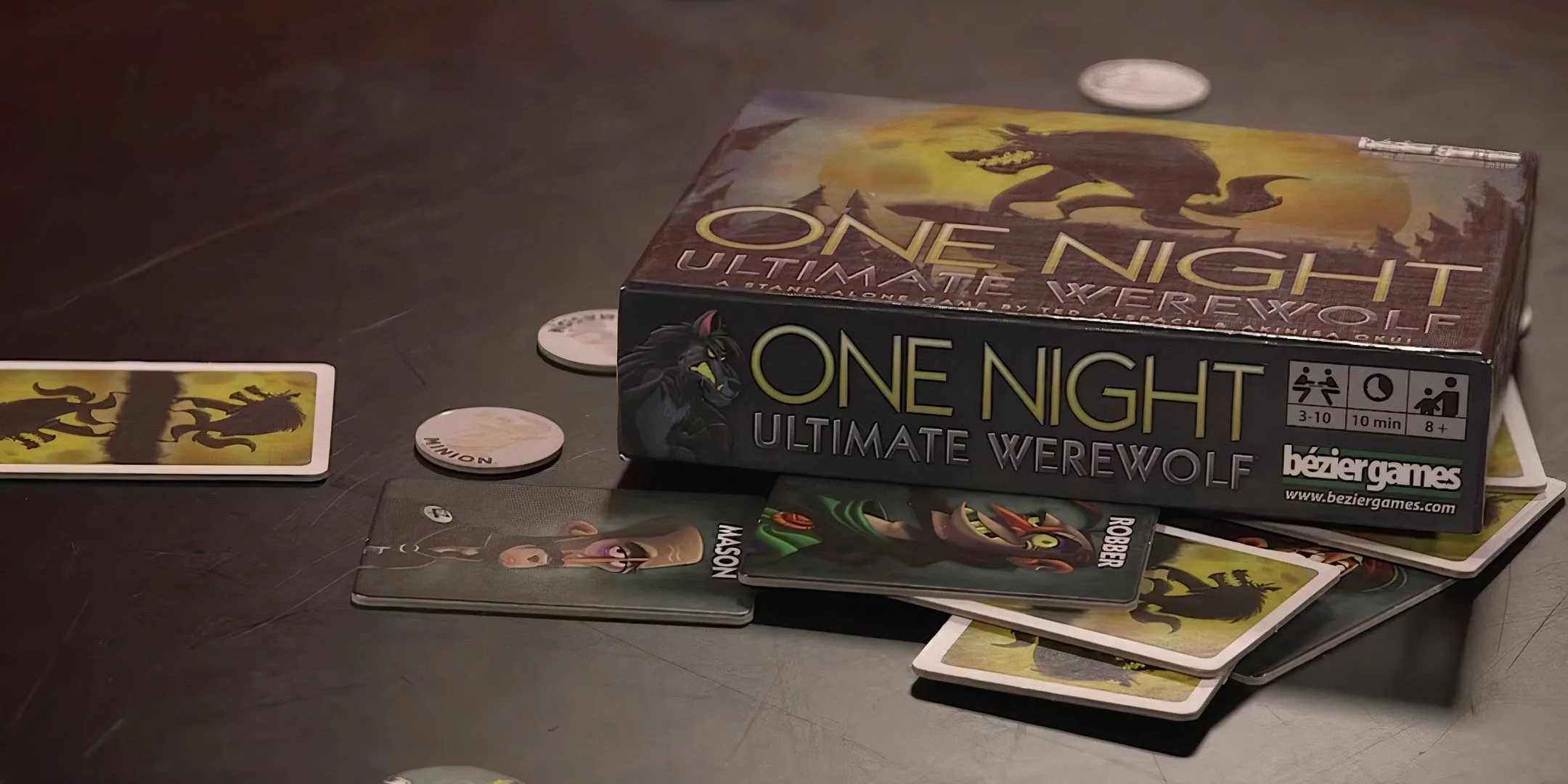 Cận cảnh bộ bài và thẻ nhân vật trong board game Ma Sói Tối Thượng One Night Ultimate Werewolf.