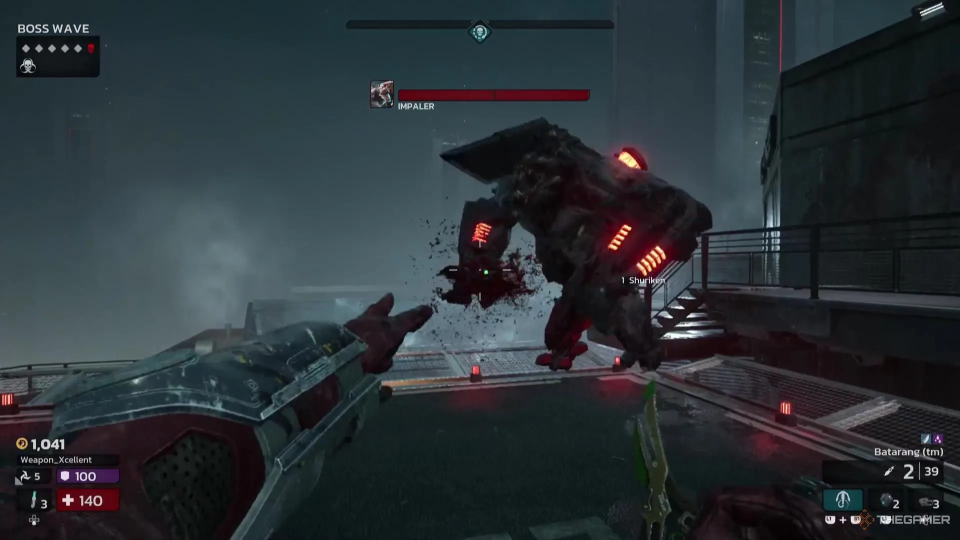 Chiến binh Impaler ném phi tiêu Shuriken vào kẻ thù trong Killing Floor 3, minh họa cảnh chiến đấu boss không quá khó như nhiều người nghĩ