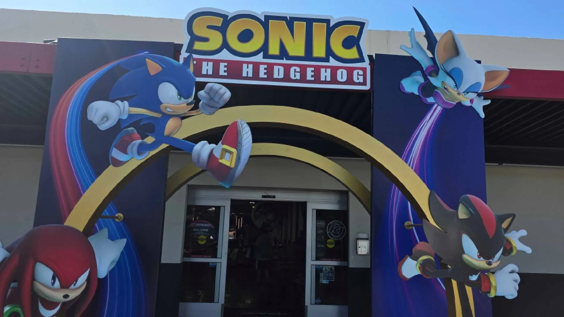 Cổng vào K1 Speed được trang trí hoành tráng theo chủ đề Sonic Racing Crossworlds với hình ảnh Sonic khổng lồ