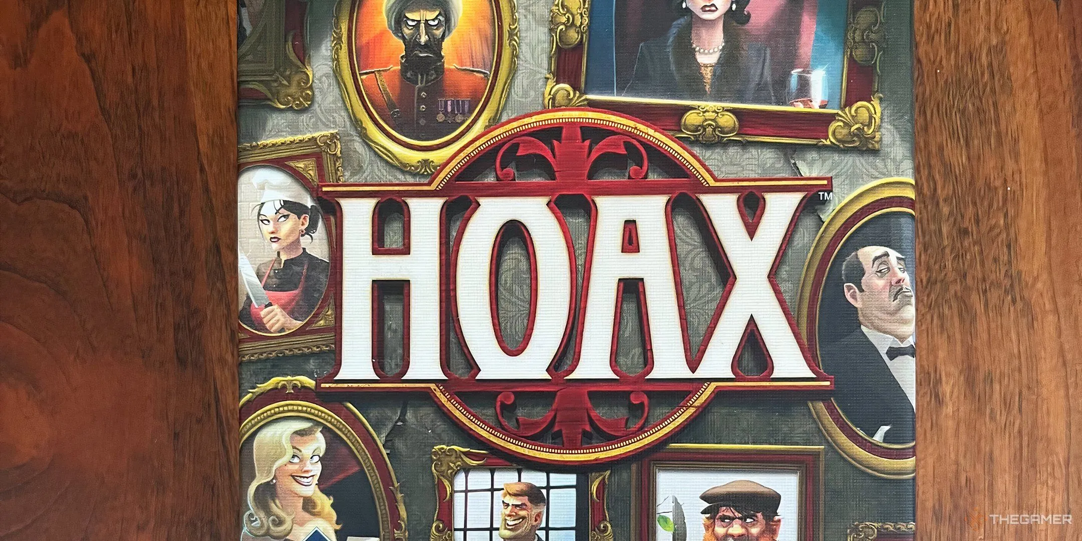 Hộp board game Hoax với các bức chân dung nhân vật mang vẻ bí ẩn.