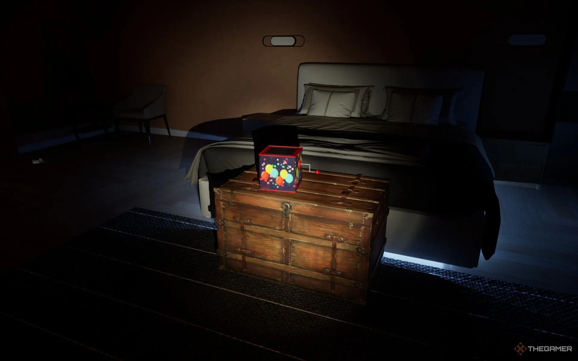 Hộp nhạc Jack-in-the-Box rùng rợn ẩn chứa bí mật trong phòng Shield Bedroom của Dead Take.