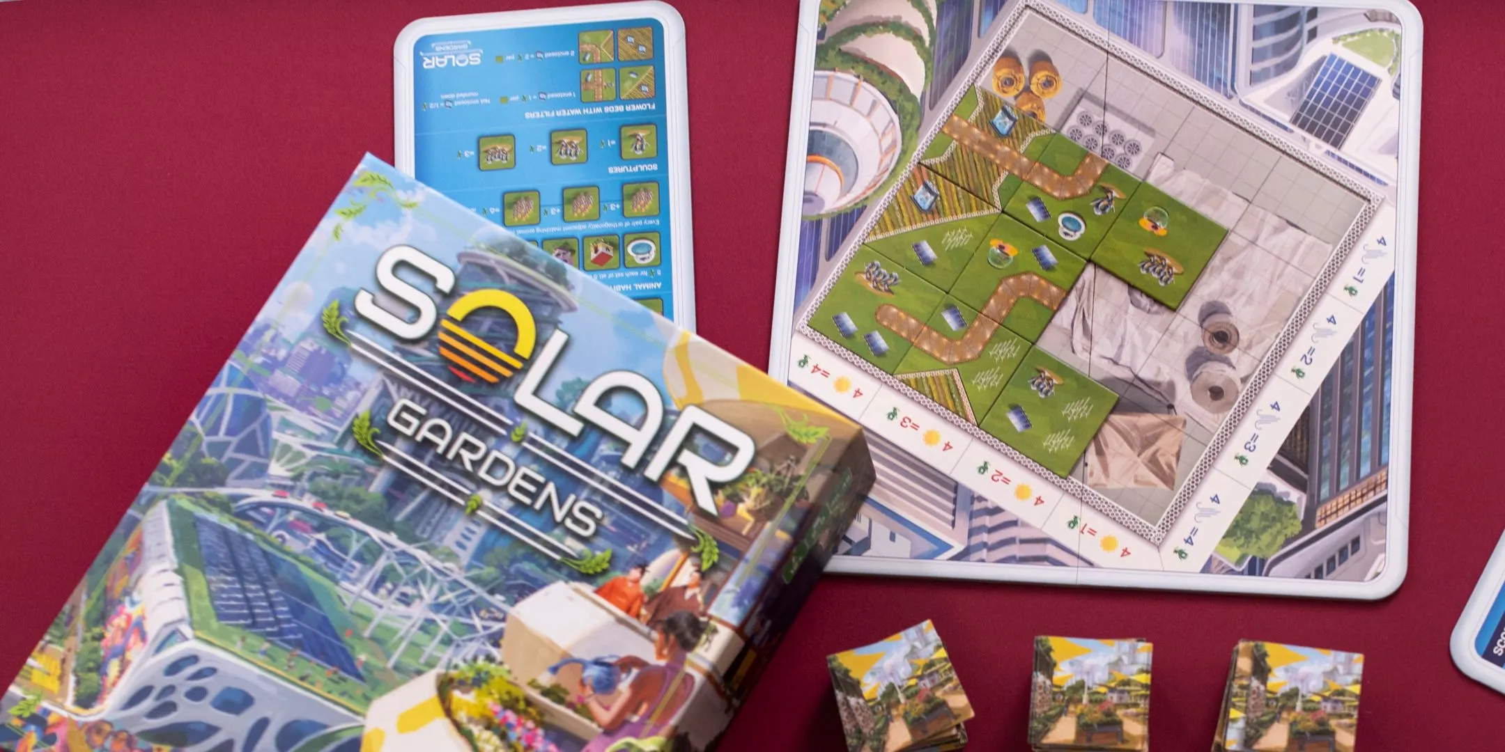 Hộp và các thành phần của board game Solar Gardens.