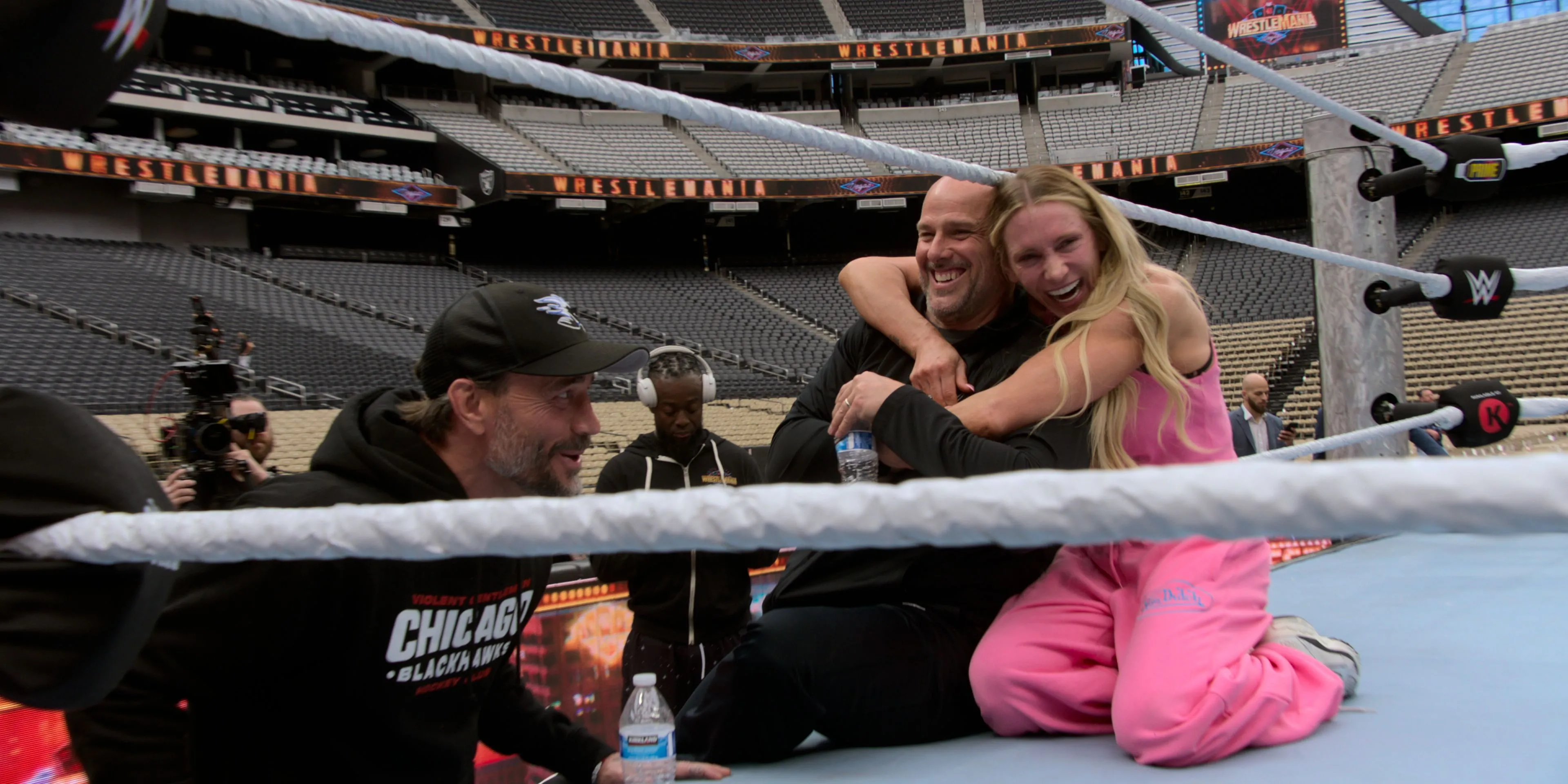 Khoảnh khắc &quot;drama ngút trời&quot; khi CM Punk, Adam Pearce và Charlotte Flair cùng xuất hiện trong một cảnh quay căng thẳng của series WWE Unreal