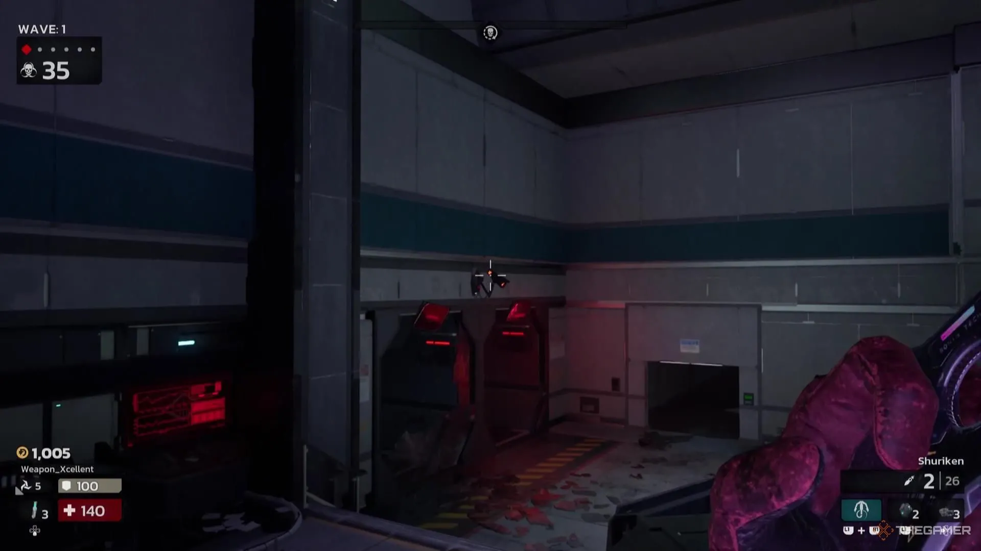 Người chơi nhắm bắn vào một chiếc camera an ninh trong Killing Floor 3, cho thấy cách kiếm tài nguyên ẩn trên bản đồ