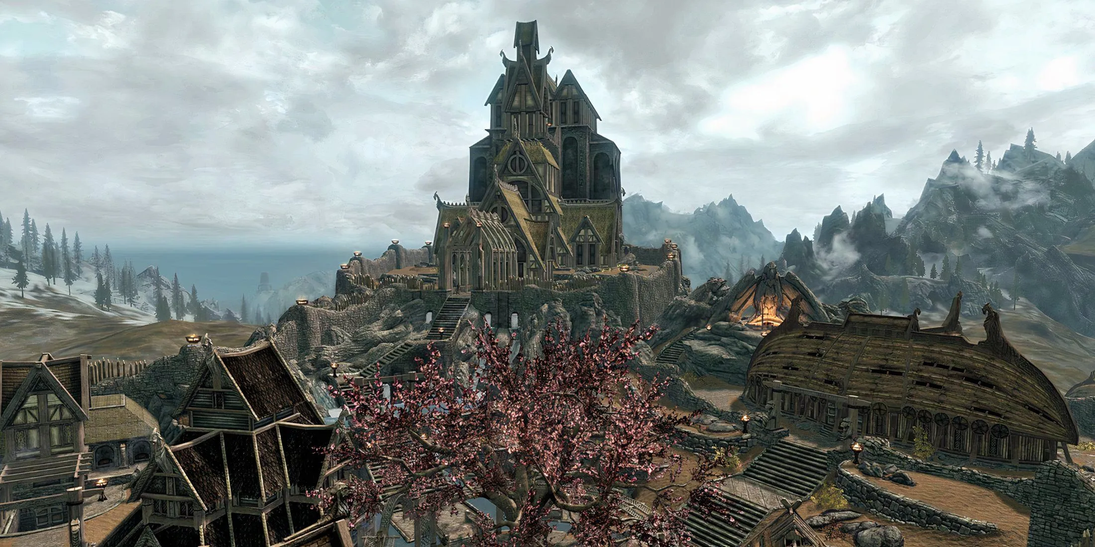 Người chơi nhìn ra Khu Mây (Cloud District) của thành phố Whiterun, biểu tượng quen thuộc và điểm khởi đầu của nhiều cuộc phiêu lưu trong Skyrim.