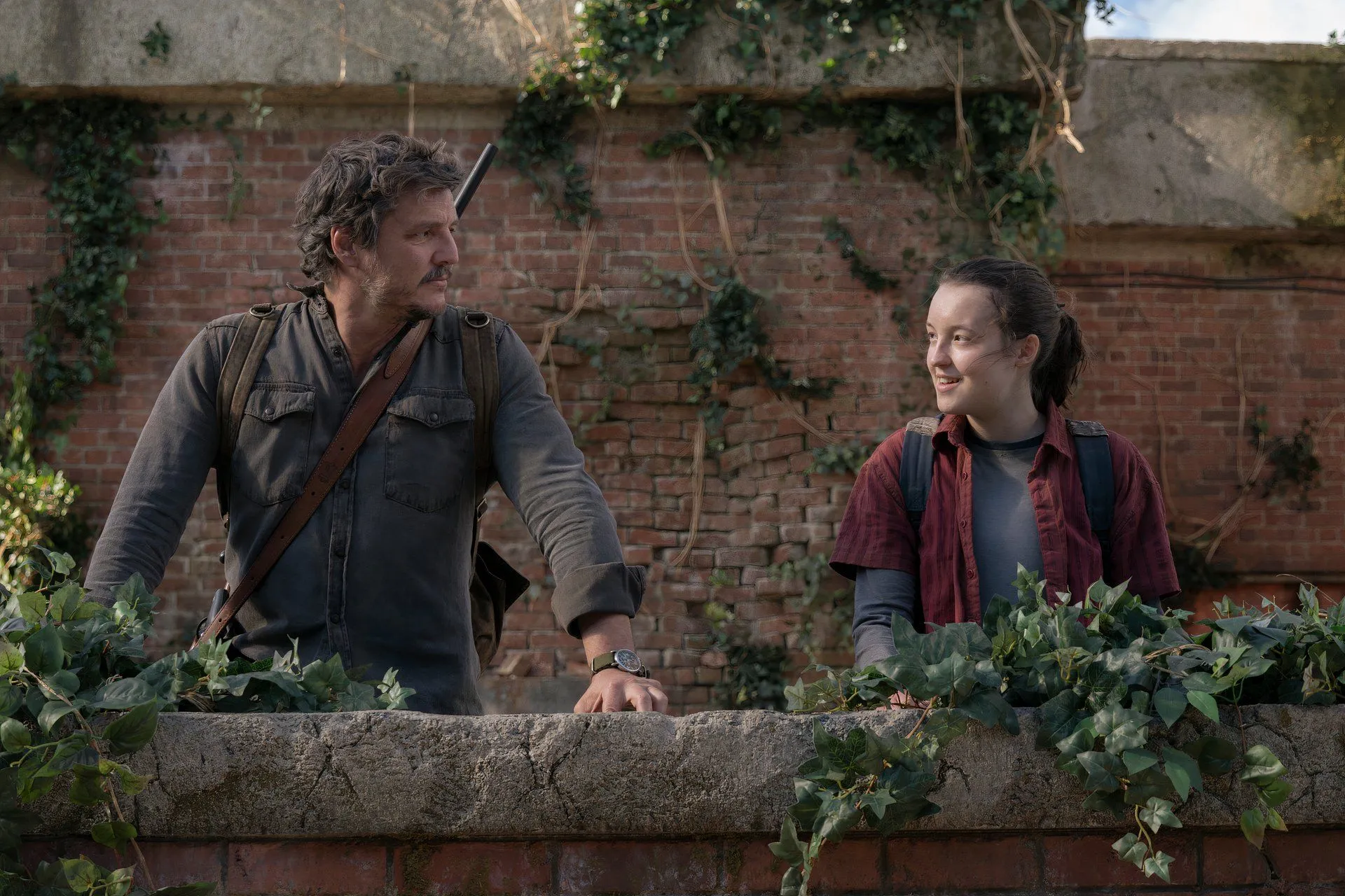 Pedro Pascal và Bella Ramsey trong The Last of Us mùa 1