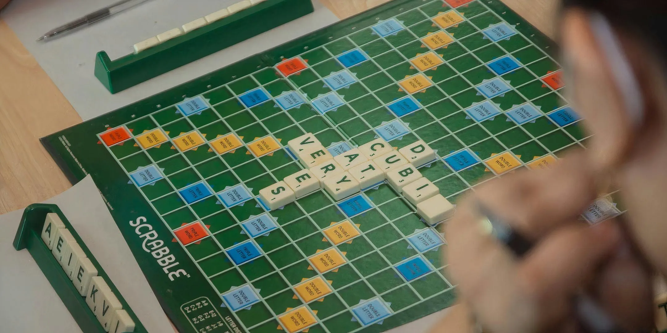 Tấm ván và các quân cờ của board game Pandemic.