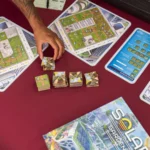 Tay game thủ đang "combat" chọn ô gạch đầy chiến thuật trong Solar Gardens.