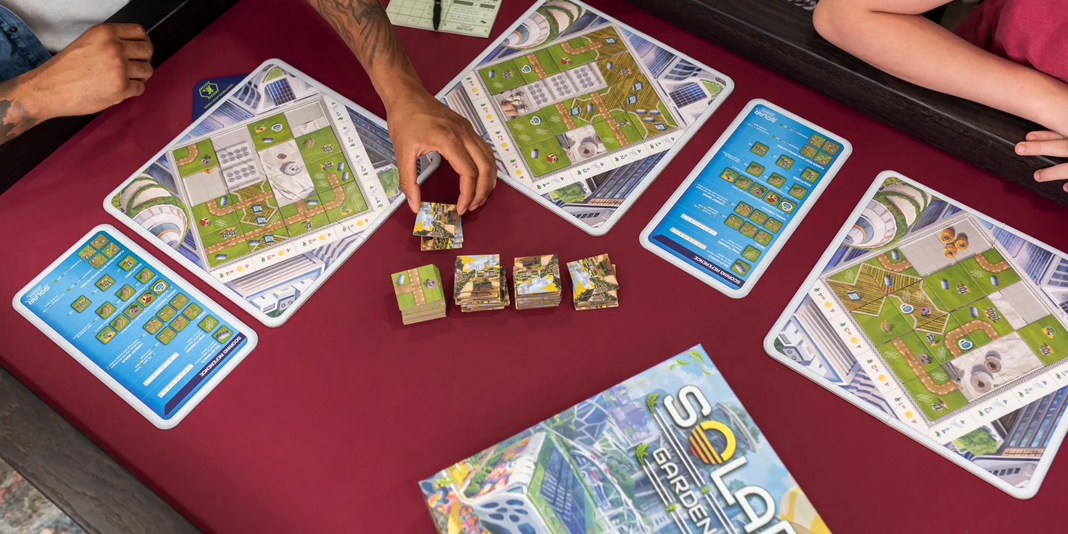 Tay game thủ đang "combat" chọn ô gạch đầy chiến thuật trong Solar Gardens.